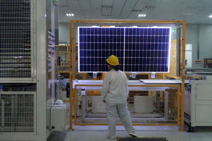 Một công nhân kiểm tra chất lượng sản phẩm  tại nhà máy của nhà sản xuất thiết bị năng lượng mặt trời ở Tây An, tỉnh Thiểm Tây, Trung Quốc ngày 10/12/2019. Ảnh: Reuters
