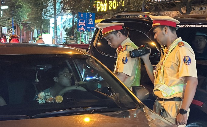 CSGT kiểm tra nồng độ cồn tài xế lái ôtô tại giao lộ Kha Vạn Cân- Phạm Văn Đồng, TP Thủ Đức. Ảnh: Đình Văn