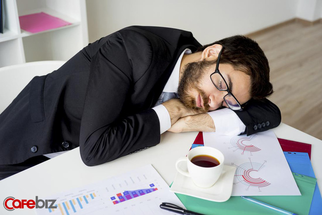 stressed-and-tired-man-suffering-from-hypothyroidism-asleep-at-desk-at-work-15259188779121678470088-1525918915575581702152.png