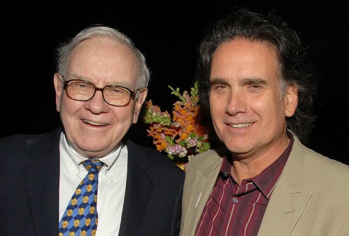 Warren Buffett và con trai út Peter Buffett tại một sự kiện năm 2008. Ảnh: CNBC.