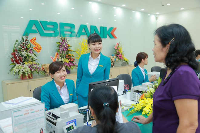 Khach_hang_den_giao_dich_tai_ABBANK.jpg