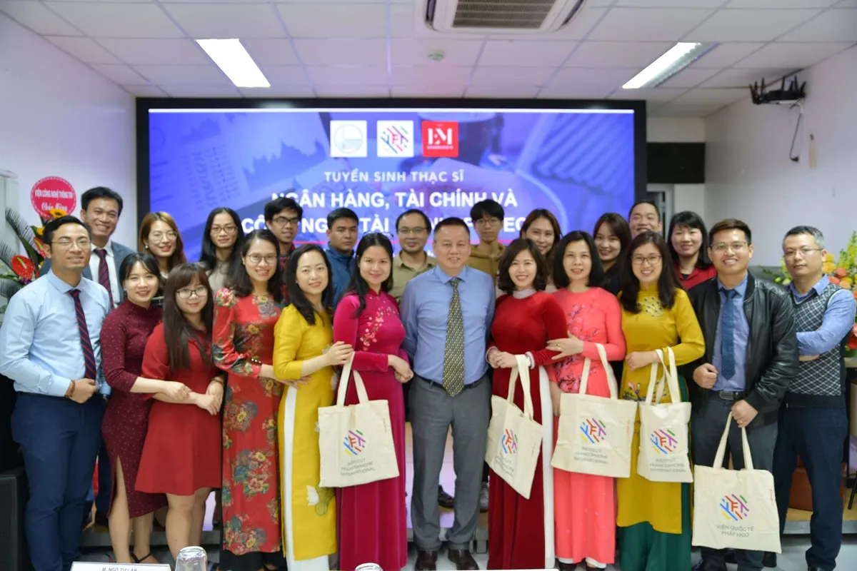 Ảnh minh họa – Thông báo tuyển sinh Khoá 2: Chương trình đào tạo Thạc sĩ Ngân hàng, Tài chính, và Công nghệ Tài chính (FINTECH)