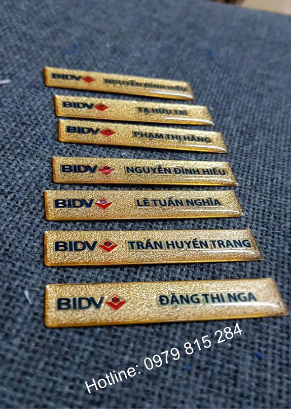 Ảnh minh họa – Làm thẻ tên nhân viên ngân hàng